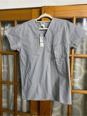 NWT LIFE UNIFORM Men’s XS Light Gray V-Neck Scrub Top